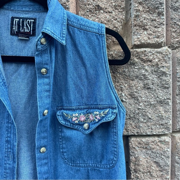 Denim vest with floral embroidery size S - Picture 2 of 4